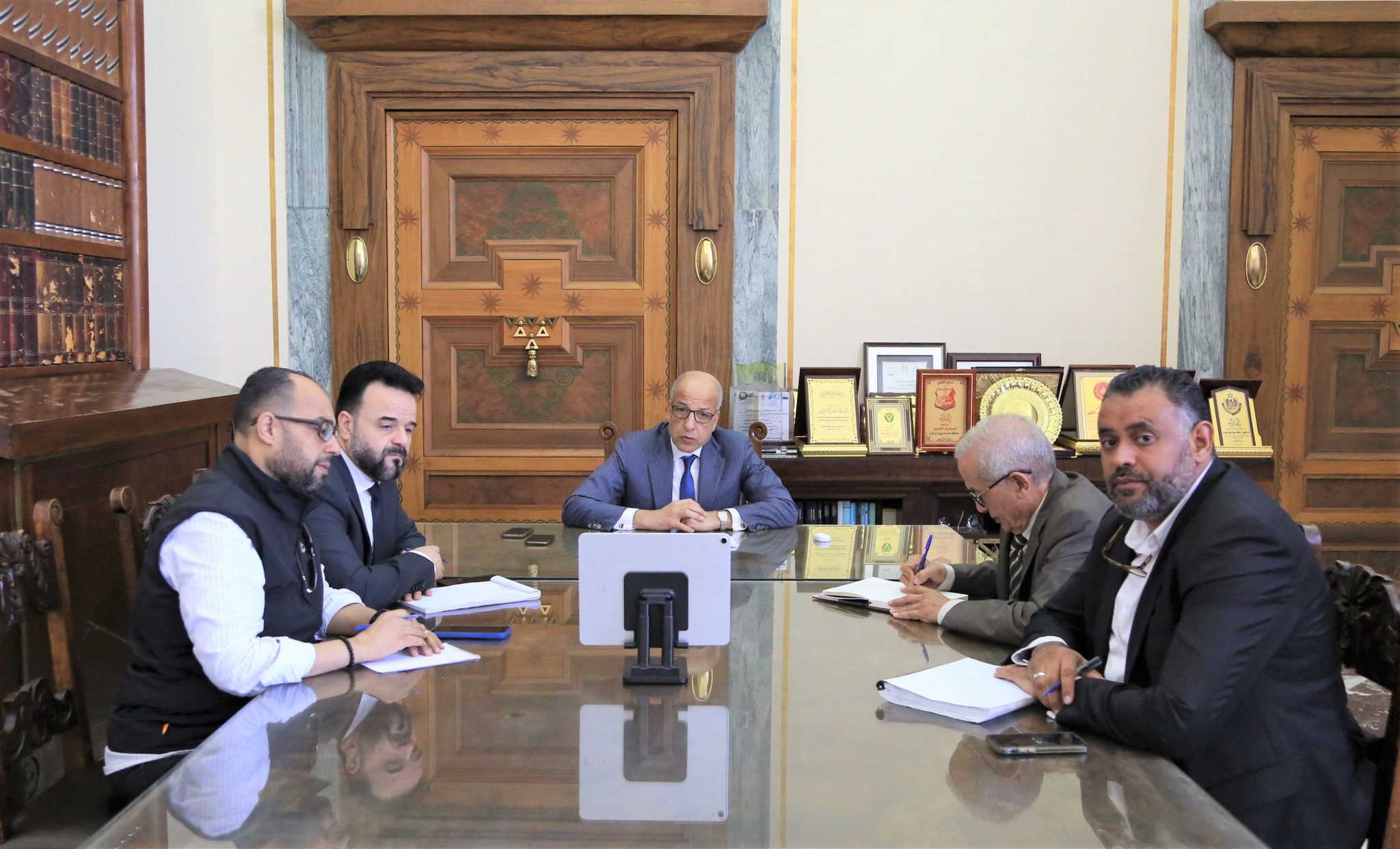 المحافظ يعقد الاجتماع الطارئ التاني للجنة العليا بمشاركة نائب المحافظ عبر منصة (الزوم)