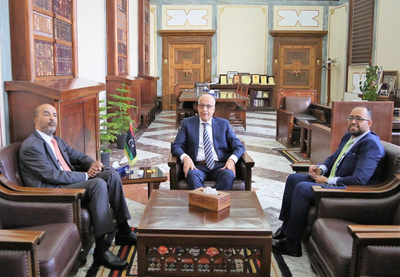 المحافظ يلتقي النائب بالمجلس الرئاسي